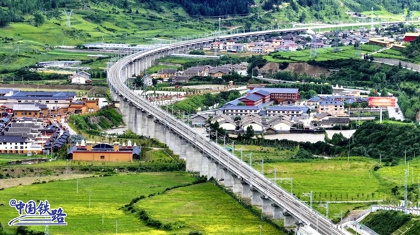 成都到黄龙九寨沟动车今日发车：最快1小时39分到达 旅游方便多了